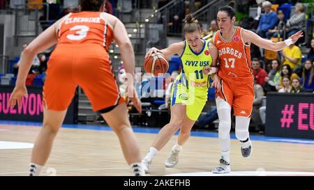 Prag, Tschechische Republik. 08 Jan, 2020. L-R Elin Eldebrink (Bourges), Katerina Elhotova (Prag) und Sarah Michel (Bourges), die in Aktion während der 9. Runde der EuroLeague Gruppe A, Basketball der Frauen, Übereinstimmung zwischen USK Prag und Bourges Basket, am 8. Januar 2020, in Prag, Tschechische Republik. Quelle: Michal Kamaryt/CTK Photo/Alamy leben Nachrichten Stockfoto