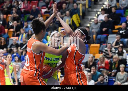 Prag, Tschechische Republik. 08 Jan, 2020. L-R Jade Hamaoui (Bourges), brionna Jones (Prag) und Natalie Achonwa (Bourges), die in Aktion während der 9. Runde der EuroLeague Gruppe A, Basketball der Frauen, Übereinstimmung zwischen USK Prag und Bourges Basket, am 8. Januar 2020, in Prag, Tschechische Republik. Quelle: Michal Kamaryt/CTK Photo/Alamy leben Nachrichten Stockfoto