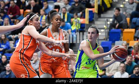 Prag, Tschechische Republik. 08 Jan, 2020. L-R Natalie Achonwa, Iliana Rupert (beide Bourges) und Teja Oblakova (Prag) in Aktion während der 9. Runde der EuroLeague Gruppe A, Basketball der Frauen, Übereinstimmung zwischen USK Prag und Bourges Basket, am 8. Januar 2020, in Prag, Tschechische Republik. Quelle: Michal Kamaryt/CTK Photo/Alamy leben Nachrichten Stockfoto