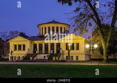 D-Bonn, Rhein, Sieg, Naturpark Kottenforst, Rheinland, Rheinland, Nordrhein-Westfalen, NRW, Akademisches Kunstmuseum, Akademisches Kunstmuseum am Hofgarten, antike Sammlung der Universität Bonn, Klassizismus, Abendstimmung, Blaue Stunde, Beleuchtung Stockfoto