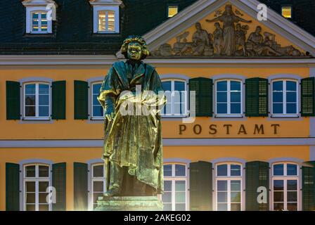 D-Bonn, Rhein, Sieg, Naturpark Kottenforst, Rheinland, Rheinland, Nordrhein-Westfalen, NRW, Beethoven Denkmal an der Münster Platz, Statue, Ludwig van Beethoven, Komponist und Pianist, klassische Musik, hinter der Hauptpost, dem ehemaligen Stadthaus, Fuerstenberg Palace, Dean Palast, Abendstimmung, Blaue Stunde, Beleuchtung Stockfoto