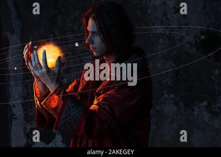 Nikolaus Kopernikus Thema des heliozentrischen System der Welt, der wissenschaftlichen Revolution. Geschichte der wissenschaftlichen Fortschritte. Ein junger Mann in der imag Stockfoto