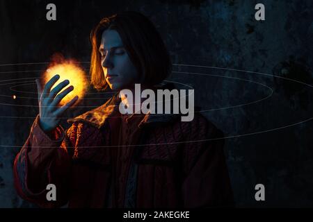 Nikolaus Kopernikus Thema des heliozentrischen System der Welt, der wissenschaftlichen Revolution. Geschichte der wissenschaftlichen Fortschritte. Ein junger Mann in der imag Stockfoto