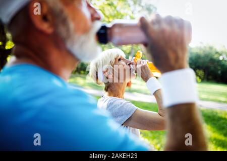 Active Senior paar Engagieren in den gesunden Sport Aktivitäten Stockfoto