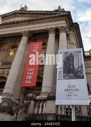 LONDON: die Tate Modern Galerie mit Banner Werbung für Don McCullin Ausstellung Stockfoto