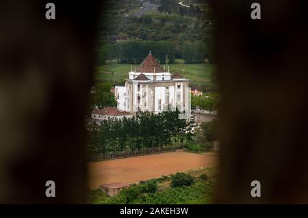 Gerahmte Foto von dem Heiligtum des Herrn Jesus da Pedra in Obidos, fördern die Idee, dass durch ein Fenster fotografiert wurde Stockfoto