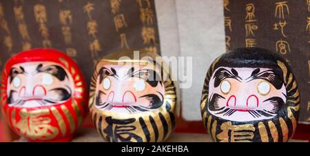 Die schöne Daruma Puppen in Japan - Traditionelle Japanische Puppen Stockfoto