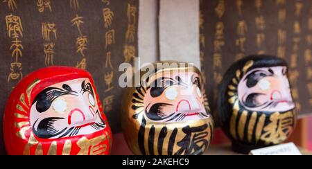 Die schöne Daruma Puppen in Japan - Traditionelle Japanische Puppen Stockfoto