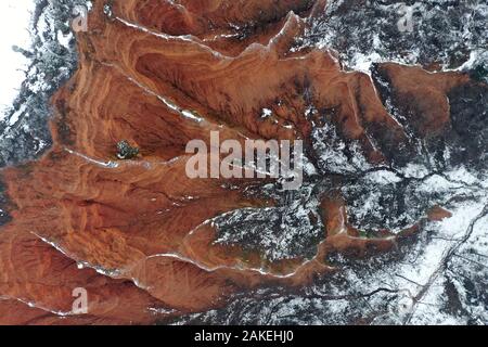 Sanmenxia. 9 Jan, 2020. Luftaufnahme auf Jan. 9, 2020 zeigt eine Ansicht der Danxia Relief von Hongshigu Scenic Area in Miaogou Dorf Lushi County, Zentrale der chinesischen Provinz Henan. Credit: Li Jianan/Xinhua/Alamy leben Nachrichten Stockfoto