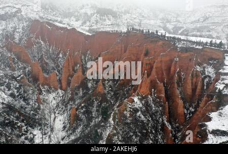 Sanmenxia. 9 Jan, 2020. Luftaufnahme auf Jan. 9, 2020 zeigt eine Ansicht der Danxia Relief von Hongshigu Scenic Area in Miaogou Dorf Lushi County, Zentrale der chinesischen Provinz Henan. Credit: Li Jianan/Xinhua/Alamy leben Nachrichten Stockfoto