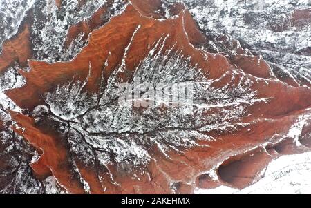 Sanmenxia. 9 Jan, 2020. Luftaufnahme auf Jan. 9, 2020 zeigt eine Ansicht der Danxia Relief von Hongshigu Scenic Area in Miaogou Dorf Lushi County, Zentrale der chinesischen Provinz Henan. Credit: Li Jianan/Xinhua/Alamy leben Nachrichten Stockfoto