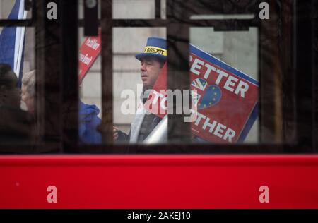 Whitehall, London, UK. 8. Januar 2019. Bleiben Aktivisten protestieren außerhalb des Cabinet Office als Minister der Regierung verlassen wöchentlich PMQs, durch die Fenster eines vorbeifahrenden London Bus gesehen zu besuchen. Credit: Malcolm Park/Alamy. Stockfoto