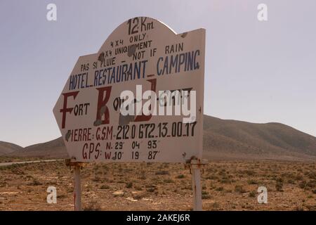 Ein straßenschild in der Nähe von Sidi Ifni, Marokko. Das führt zu Fort Bou Sherif. Stockfoto