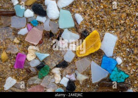 Marine microplastics (Partikel mit einer oberen Grenze von 5 mm) an einem Strand in Pembrokeshire, Wales, UK. Januar. Stockfoto