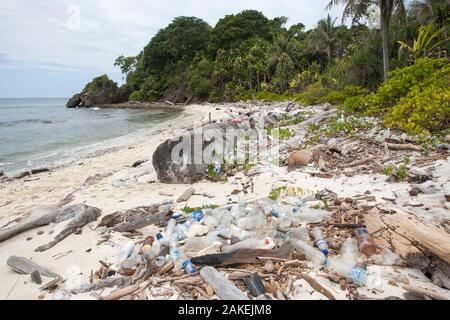 Kunststoffabfälle, hauptsächlich Flaschen, gewaschen, am Strand von unbewohnten Insel im Südchinesischen Meer. Stockfoto