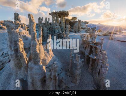 Tuffstein Türme entlang Mono Lake, die als Natriumcarbonat reagiert mit Kalzium reiche Quellwasser bilden. Mono Lake, Kalifornien, USA. Juni 2017. Stockfoto