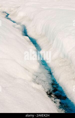 Schmelzwasser auf dem Grönländischen Eisschild in der Nähe von Camp Victor nördlich von Ilulissat, Grönland, Juli 2008. Stockfoto