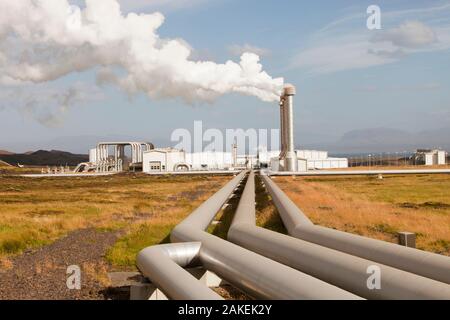Hellisheidi Geothermie-Kraftwerke in Hengill, Island. Es liefert auch heißes Wasser über eine Pipeline nach Reykjavik für Raumheizung für Haushalte und für die Industrie September 2010. Stockfoto