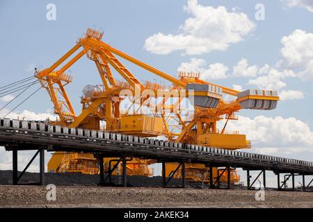 Kohle Bewegen von Maschinen bei Port Waratah, Newcastle, die die Weltgrößte Kohle Hafen. New South Wales, Australien. Februar. Stockfoto