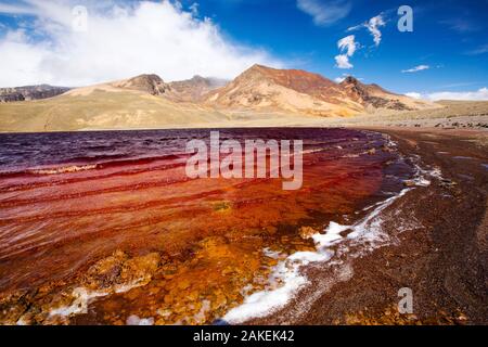 Laguna Miluni, mit meinen Abwässer und mit einem niedrigen Niveau infolge der Trockenheit verunreinigt. Dieses Reservoir ist durch eiszeitliche Schmelzwasser aus den Anden peak gefüttert, Huayna Potosi, bolivianischen Anden. Oktober 2015. Stockfoto