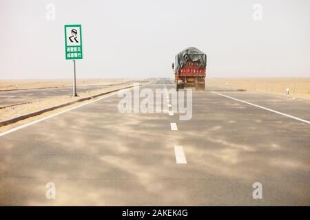 Staub Sturm weht Sand über die Autobahn in der Inneren Mongolei während der schweren Dürre, China, März 2009. Stockfoto