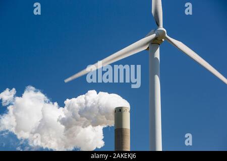 Windkraftanlage mit Stapeln von Kohlekraftwerk in Amsterdam, Niederlande. Mai 2013 Stockfoto