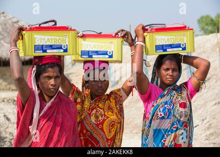 Frauen sammeln Solar Batterien vom WWF Projekt Strom zu einem entfernten Insel in den Sunderbans, Ganges Delta, Indien. Dezember 2013 Stockfoto