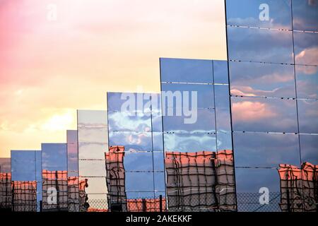 Heliostaten, große reflektierende Spiegel Sonnenlicht Regie für die PS 20 solarthermische Turm, die nur solche Arbeiten solar Tower, die derzeit in der Welt. Sanlucar La Mayor, Andalusien, Spanien. Juni 2011 Stockfoto