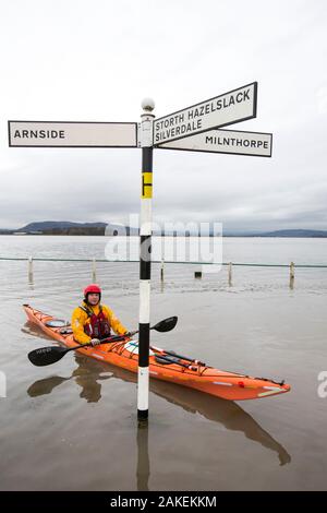 Kajakfahrer in den Fluten auf der Straße am Storth, Kent Mündung in Cumbria, Großbritannien, im Januar 2014 storm Surge und Flut. Januar 2014 Stockfoto