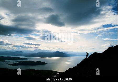 Walker auf Ben Mor Coigach in der North West Highlands von Schottland, Großbritannien. Stockfoto