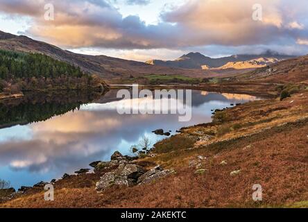 Llynnau Mymbr am frühen Morgen, Blick nach Westen Richtung Wolke bedeckte Mount Snowdon. Capel Curig, Snowdonia National Park, North Wales, UK. Oktober 2017. Stockfoto