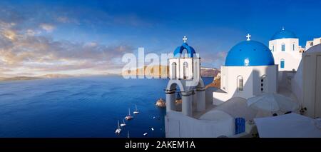 Panoramablick auf die blaue Kuppel der Griechisch-orthodoxen Kirche von Oia, Santorini (Thira) Island, Griechenland. Stockfoto