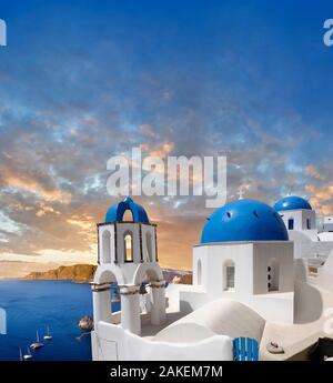 Sonnenuntergang über der traditionellen Griechisch-orthodoxen Kirchen von Oia (Ia), Kykladen Insel Thira, Santorini, Griechenland. Die Siedlung Oia hatten. Stockfoto