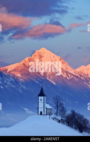 Kirche St. Primoz mit der Kamniker-Savinjer Alpen hinaus. Januar 2010 Stockfoto