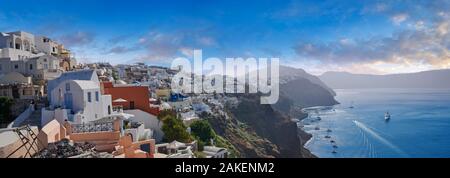 Blick auf Oia (Ia), Kykladen Insel Thira, Santorini, Griechenland Stockfoto
