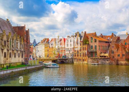 Gent, Belgien alten bunten traditionellen Häusern panorama auf den Kanal und die Boote in der populären touristischen Destination Stockfoto