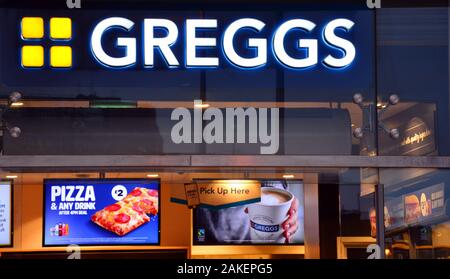 Äußeres Schild über dem Eingang zu einer Bäckerei von Greggs in Manchester, Großbritannien Stockfoto