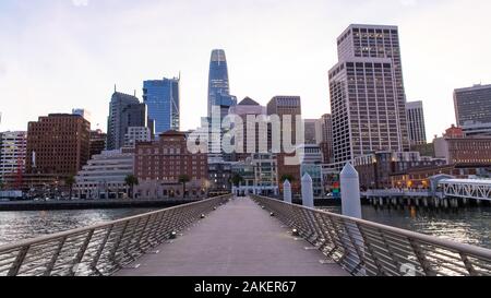 San Francisco, Embarcadero, Innenstadt bei Sonnenuntergang, Blick vom Pier, Panorama Stockfoto