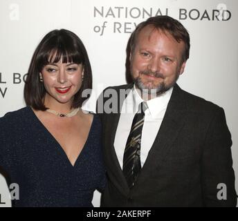 Januar 8, 2020, New York City, New York, USA: KARINA LONGWORTH und Regisseur Rian Johnson der National Board of Review jährlichen Awards Gala in Cipriani 42nd Street. (Bild: © Nancy Kaszerman/ZUMA Draht) Stockfoto