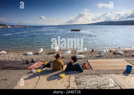 Zwei Frauen haben Kaffee am Seeufer in Bains de Paquis, Genf, Schweiz Stockfoto