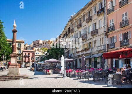 CAGLIARI, Italien - 17. SEPTEMBER 2017: Ein Blick auf die Piazza Yenne Square, in Cagliari, Sardinien, Italien, mit den Eigenschaften Terrassen der Cafés und Stockfoto