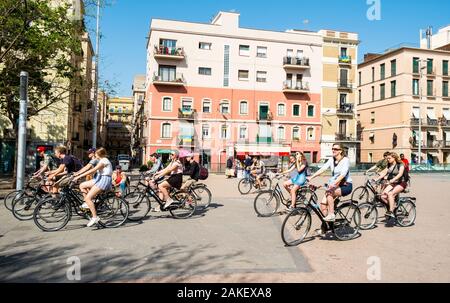 BARCELONA, SPANIEN - 24 April 2018: Eine Gruppe von Touristen, die Teil einer Radtour durch die beliebte La Barceloneta Viertel in Barcelona, Spanien Stockfoto