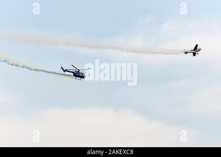 Flughafen Linate Mailand, Italien, 12. Oktober 2019 - Team von Hubschrauber und Flugzeug Durchführung Kunstflug bei Airshow im Herbst helle Licht schoss am 12. Oktober 2019 Stockfoto