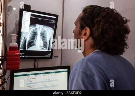 "Finden und Behandeln "NHS Van Team, die wohnungslosen Menschen mit TB und Hepatitis C zu finden Vor-Ort-Diagnose und die Behandlung von Krankheiten, Großbritannien zu geben. Stockfoto