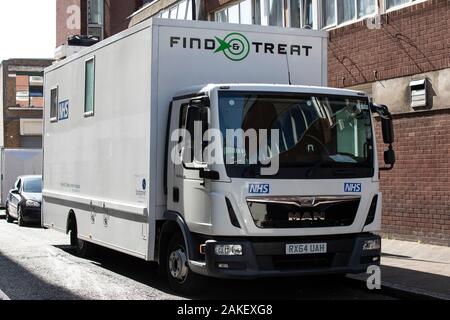 "Finden und Behandeln "NHS Van Team, die wohnungslosen Menschen mit TB und Hepatitis C zu finden Vor-Ort-Diagnose und die Behandlung von Krankheiten, Großbritannien zu geben. Stockfoto