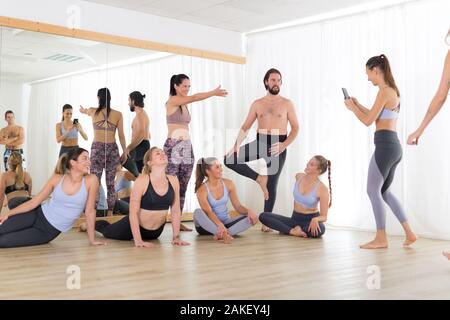 Gruppe von Jugendlichen authentisch echten sportlich attraktive Menschen in Yoga Studio Spaß Geselligkeit nach Hot Yoga Klasse. Gesunde, aktive Stockfoto