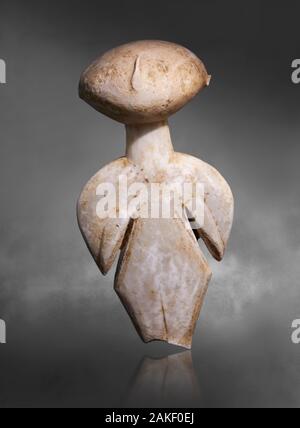 Antike griechische Kykladen-Figur, Kilia Typ ('Stargazer'). Kilia, Gallipoli, Türkei, ca. 4360-3500 v. Chr.. Museum für Kykladische Kunst in Athen, Grau Backgroun Stockfoto