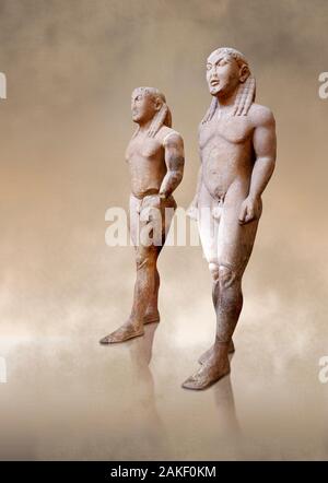 Archaische Antike griechische Marmorstatue von 2 Kouros als die Zwillinge von Argos in Argos ca. 580 v. Chr. sculpted, Delphi Nationalen Archäologischen Museum bekannt. Stockfoto