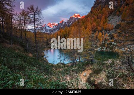 Lago delle streghe bei Sonnenaufgang, Parco Naturale dell'Alpe Veglia e dell'Alpe Devero, Verbano Cusio Ossola, Piemont, Italien, Südeuropa Stockfoto