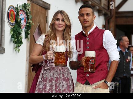 Kind erwartet Thiago ist Doha früh. Archiv Foto: Thiago ALCANTARA (FCB) mit Frau Julia VIGAS und Masskrug, Masse, der Bier, Fussball, FC Bayern München, traditionelle Oktoberfest Besuch der Kaefer Schenke, am 7. Oktober 2018 in München/Deutschland. Â | Verwendung weltweit Stockfoto